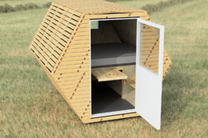 une structure hexagonale en bois avec un couchage pour 2 et une table escamotable